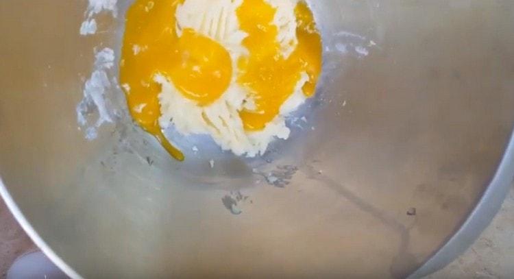 Idagdag ang mga yolks sa masa ng langis at matalo.