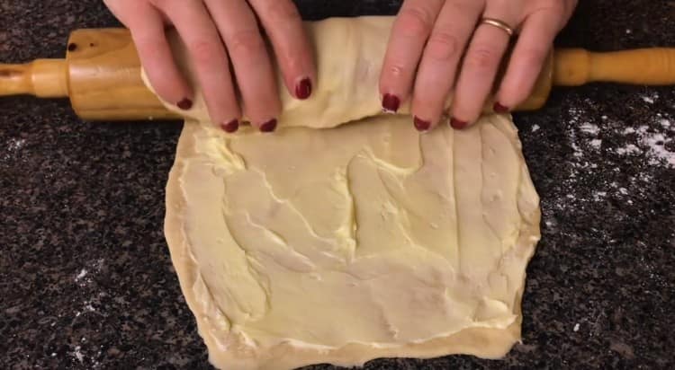 I-wrap ang greased butter dough sa isang rolling pin.