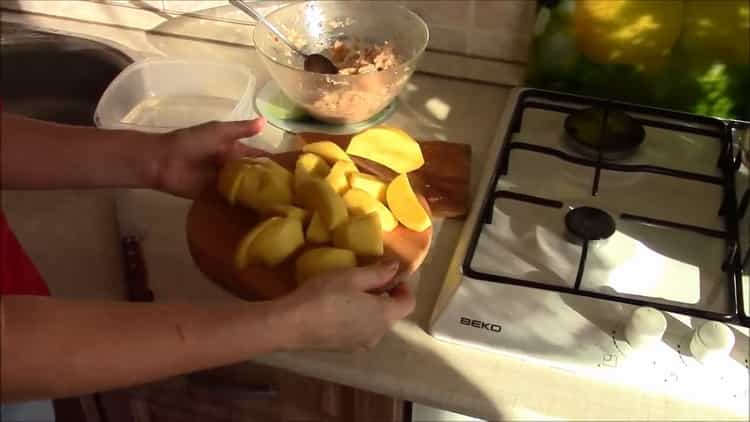 I-chop ang patatas para sa pagluluto