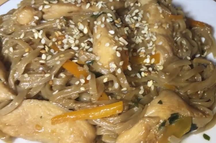 Buckwheat noodles na may manok at gulay - isang hindi pangkaraniwang at masarap na recipe