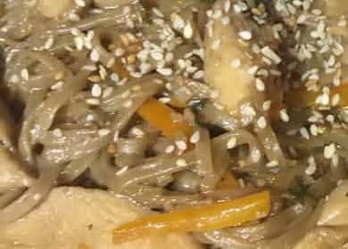 Buckwheat noodles na may manok at gulay - isang hindi pangkaraniwang at masarap na recipe 🍜
