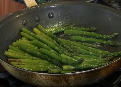 wie man Spargel frisch grün kocht