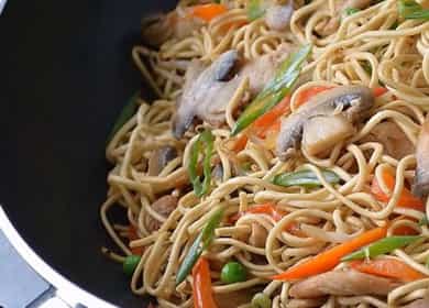 Ang recipe para sa masarap na Chinese Wok noodles na may manok at gulay 🍜