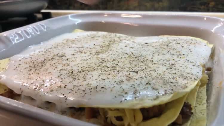 Upang makagawa ng lasagna ibuhos ang sarsa