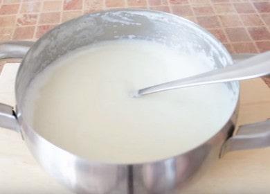 Der leckerste Grießbrei in Milch: Mit Schritt für Schritt Fotos kochen.