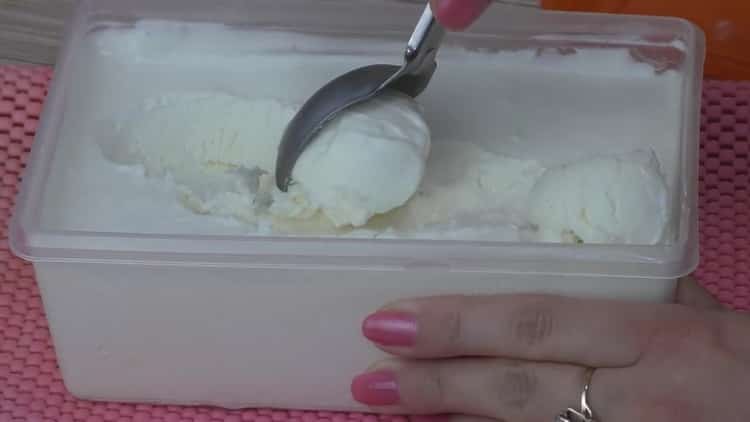 Ice cream Sundae mula sa cream sa bahay