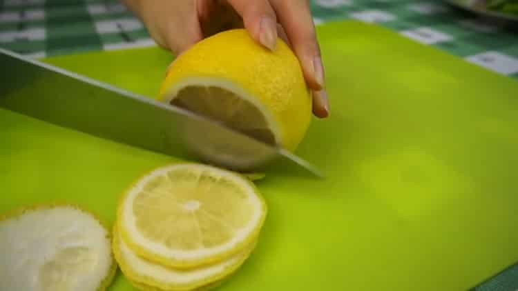 Upang makagawa ng inumin, gupitin ang mga limon