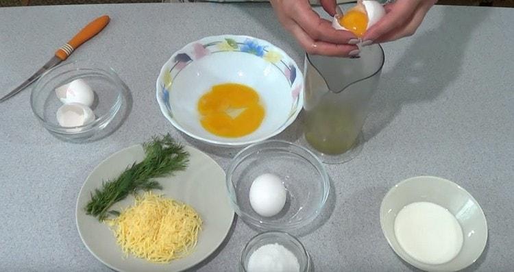 hatiin ang mga itlog sa mga protina at yolks.