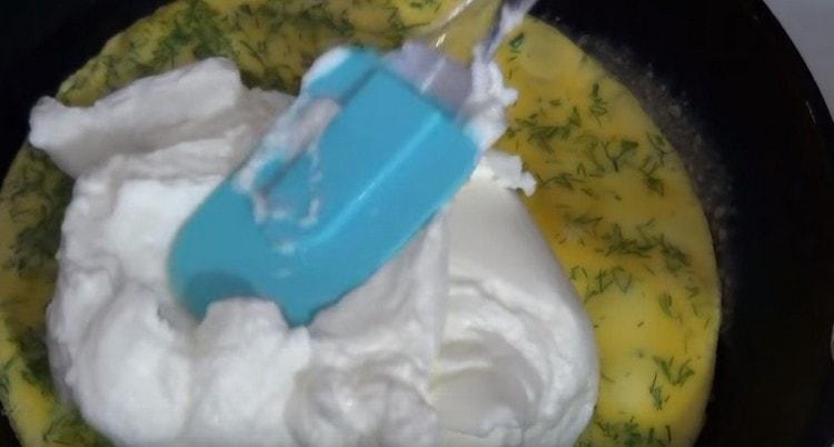 Kapag ang yolk grabs, ipinamahagi namin ang isang kahit na layer ng protina sa ibabaw nito.