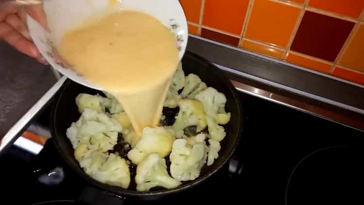 Upang makagawa ng isang omelet, pagsamahin ang mga itlog sa repolyo