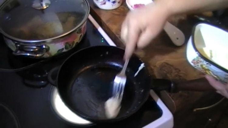 Upang makagawa ng isang omelet, painitin ang kawali