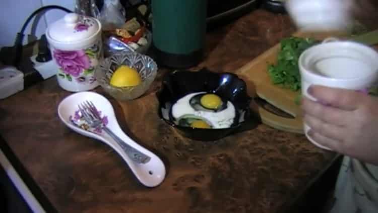 Talunin ang mga itlog upang makagawa ng isang omelet