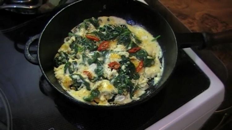 ang omelet na may spinach ay handa na