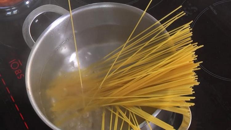 Upang lutuin ang pasta, pakuluan ang spaghetti