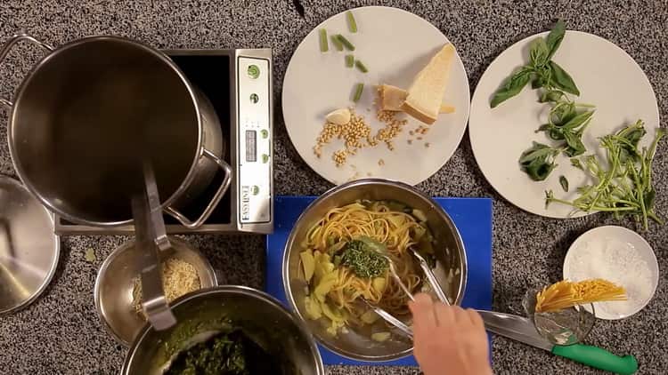Hindi kapani-paniwalang masarap na pasta ng Italya na may pesto