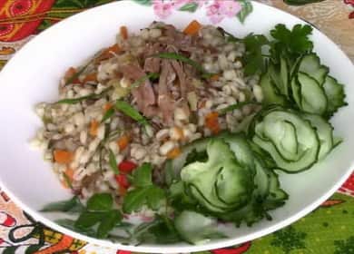 Barley na may nilagang: recipe ng hakbang-hakbang na may mga larawan