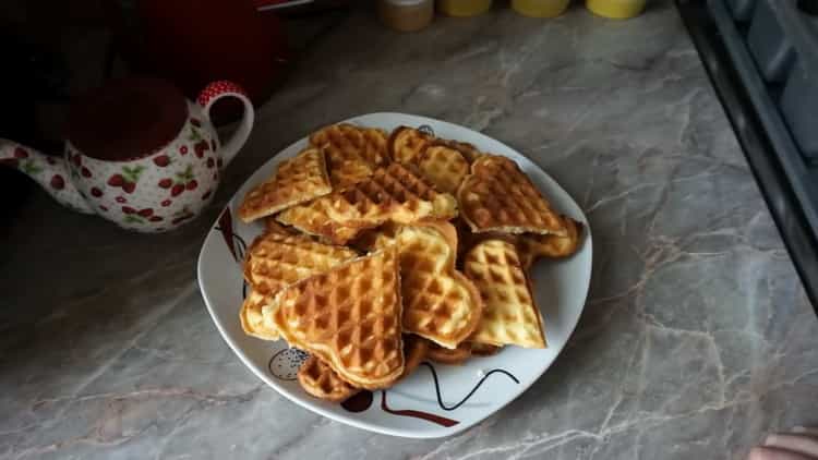 Ang crispy waffles para sa isang electric waffle iron: isang hakbang-hakbang na recipe na may larawan