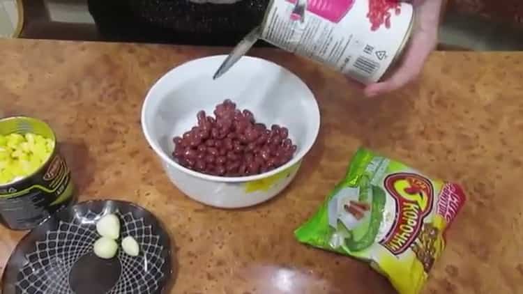 Pagluluto ng salad na may beans at mga crackers ng mais