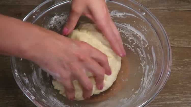 Upang ihanda ang curd dough, masahin ang kuwarta