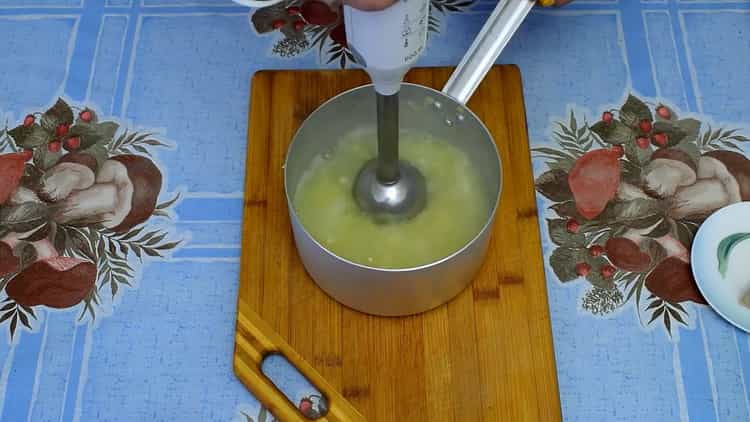 I-chop ang patatas upang gumawa ng kuwarta