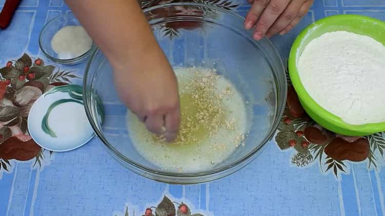 I-chop ang patatas upang gumawa ng kuwarta