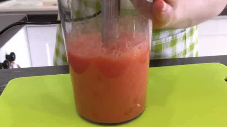 Upang makagawa ng mga meatballs, maghanda ng tomato juice