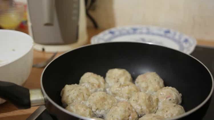 Upang magluto ng mga meatballs, ilagay ang mga meatballs sa isang pan