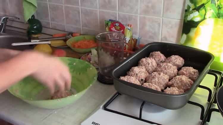 Upang magluto ng mga meatballs, ilagay ang mga meatball sa isang baking sheet