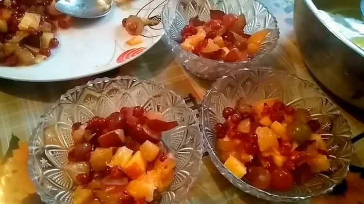 Upang makagawa ng halaya ng prutas, ilagay ang mga prutas at berry sa isang mangkok.