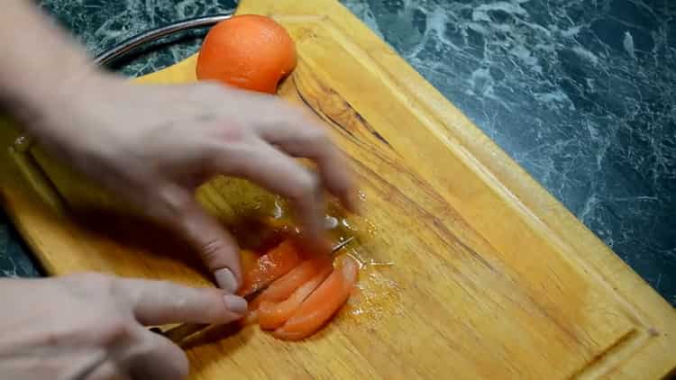 Нарежете доматите за готвене
