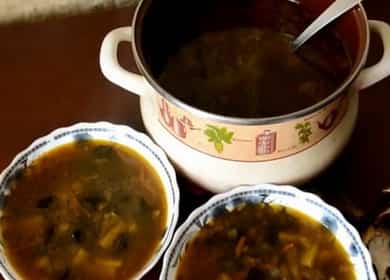 Μανιτάρια σούπα αποξηραμένων μανιταριών με μαργαριτάρι σύμφωνα με μια συνταγή βήμα προς βήμα με φωτογραφία