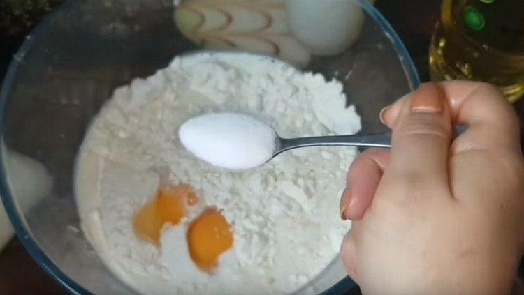 Разбиваме яйцата в брашното, добавяме мляко, сол, растително масло.