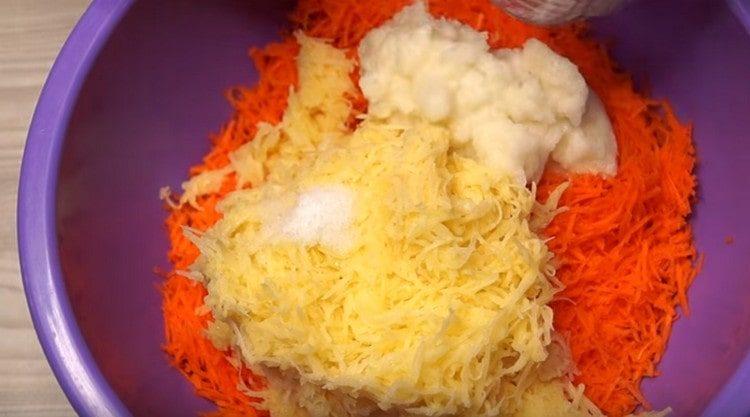 Fügen Sie gehackte Zwiebel mit Knoblauch in Karotten mit Kartoffeln hinzu.