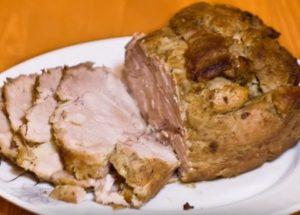 Das zarteste gekochte Schweinefleisch im Ofen: Wir kochen nach einem Schritt-für-Schritt-Rezept mit einem Foto.