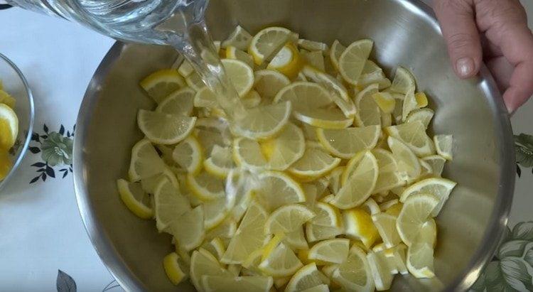 Ilagay ang hiniwang lemon sa isang mangkok, punan ng tubig.