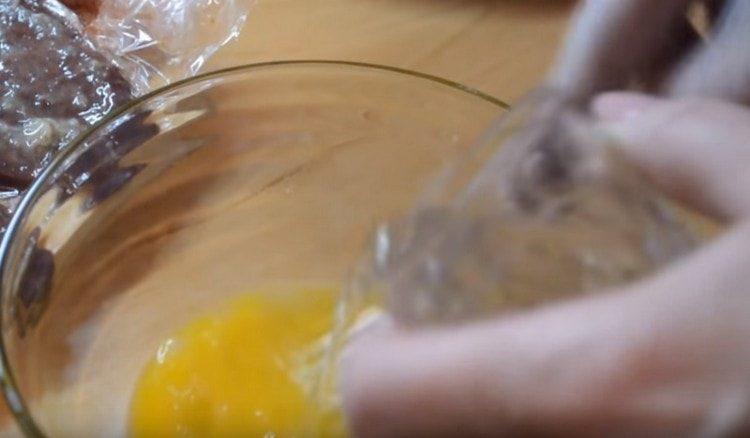 Разбийте яйцето с лъжица вода отделно.