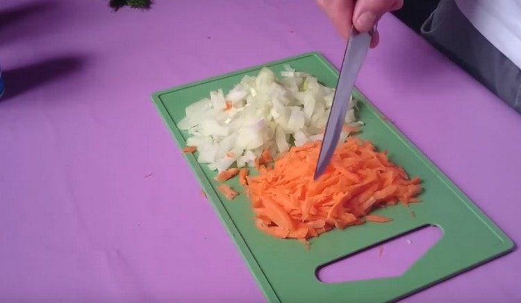 Смелете лука, три моркови на ренде.
