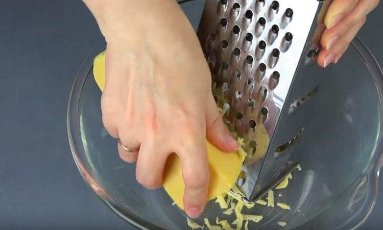 Reiben Sie den Käse auf einer groben Reibe.