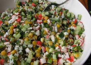 Valmistamme herkullisen salaatin rapuherkkuja, maissia, munia ja kurkkua askel-askeleelta kuvan mukaan.
