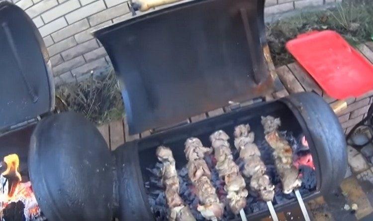 Pagluluto ng barbecue sa grill.