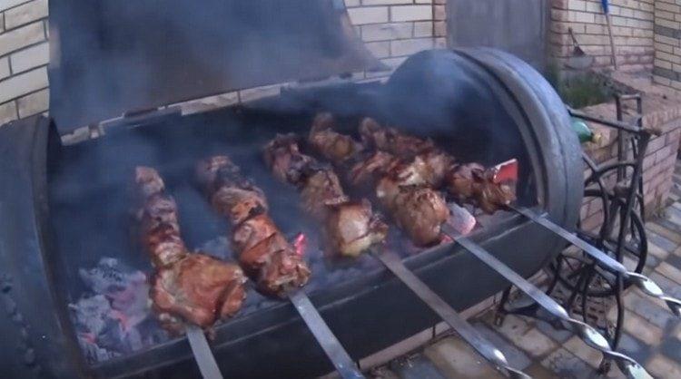 Narito ang tulad ng isang masarap na mutton kebab ay maaaring lutuin sa grill.