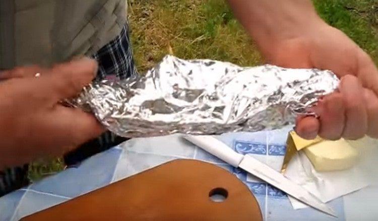 I-wrap ang kebab sa foil.