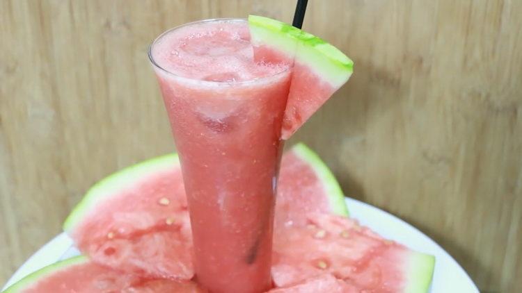 Wassermelonen-Smoothie nach einem einfachen Schritt-für-Schritt-Rezept mit einem Foto