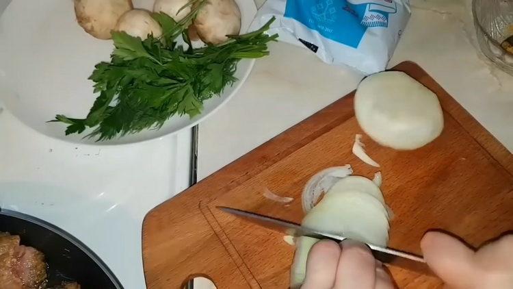Zum Kochen Zwiebel hacken