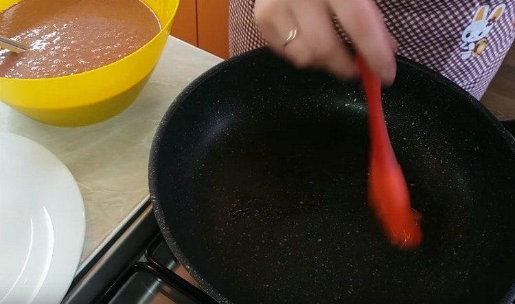 Lubricate ang isang preheated pan na may langis ng gulay.