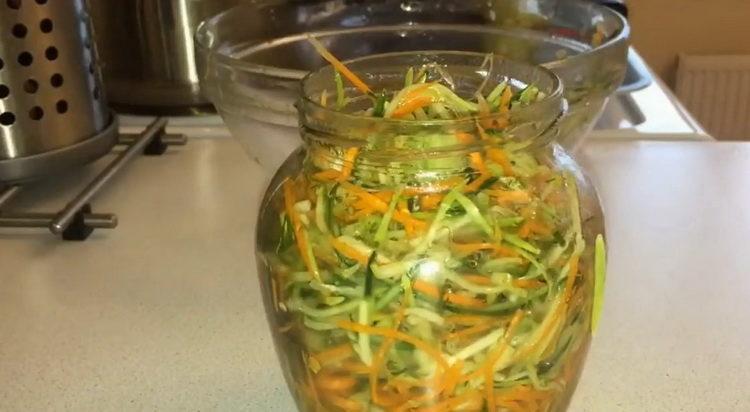 Zucchini salad ayon sa isang hakbang-hakbang na recipe na may larawan