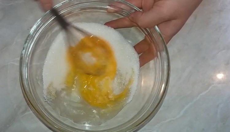 Upang makagawa ng isang cake, gilingin ang yolk na may asukal