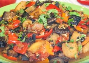 Готвене на оригиналната кавказка зеленчукова яхния Ajapsandal: рецепта със стъпка по стъпка снимки.