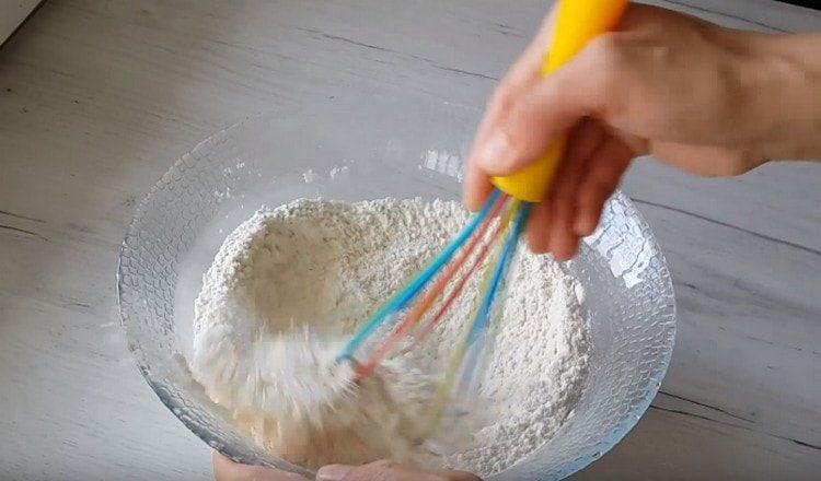 Пресейте брашното и смесете с бакпулвера.