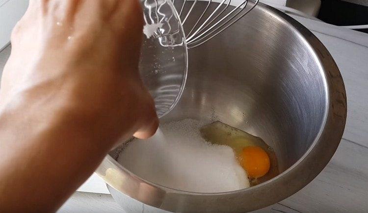 В купата на миксера разбийте яйцата, добавете към тях захар.